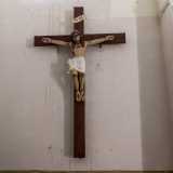 Collocato sul lato destro si trova infine un antico crocifisso in cartapesta caratterizzato da piaghe molto evidenti. Si dice che se mai dovesse uscire in processione porterebbe pioggia torrenziale e tempesta. Per questo non si � mai mosso da qui